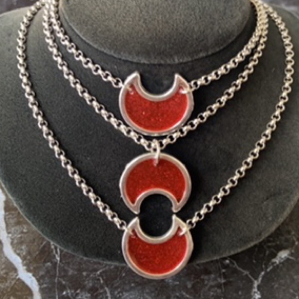 Red & silver resin crescent moons 3 layer necklace - Picture 4 of 10
